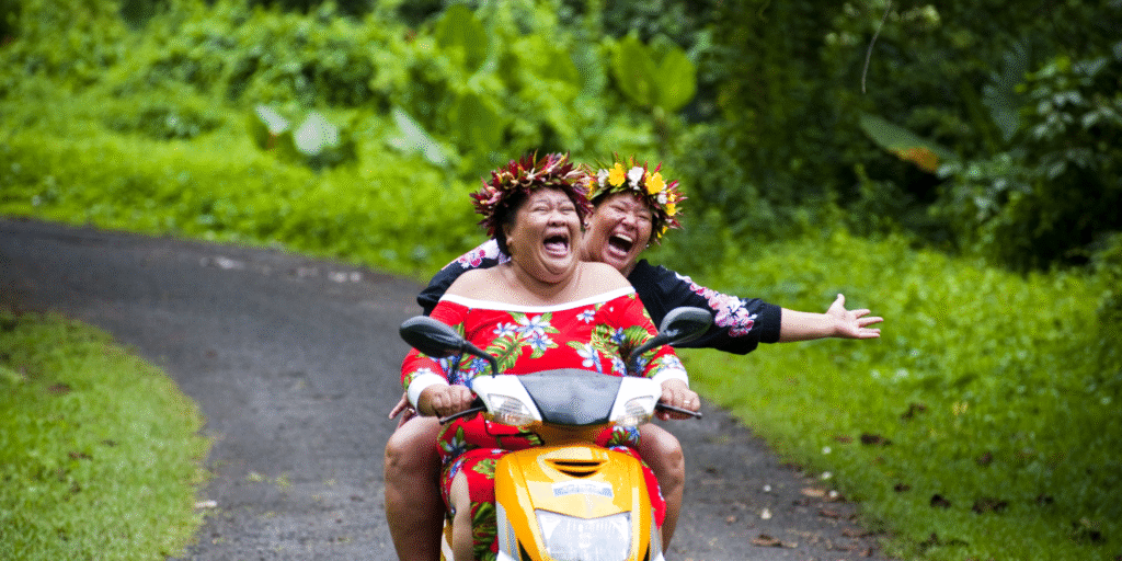 vrolijke dames op scooter | cookeilanden
