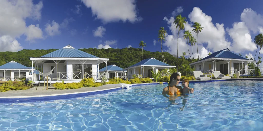 Opoa Beach Hotel zwembad | vakantie Raiatea